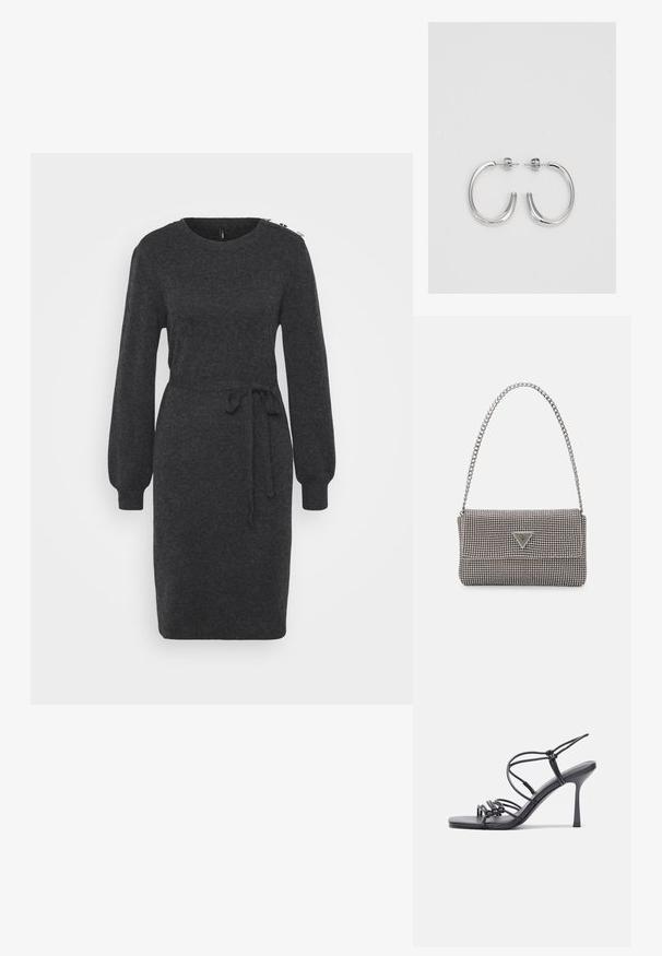 Sötét szürke kötött ruha hosszú, puffos ujjal, kerek nyakkivágással és megkötős derékkal. Díszítő elemek találhatók a vállon.; Fekete magas sarkú szandálok vékony pántokkal, csomózott mintával, sima négyzetes orral és karcsú stiletto sarkal rendelkeznek.; Világosszürke fémes kézitáska lánc pánttal, kis kör alakú fém kifinomult díszítéssel és háromszög alakú márkagéppel.; Ezüst karika fülbevalók sima, fényes felülettel. Lekerekített forma, könnyű kialakítással, tűs zárómechanizmussal.