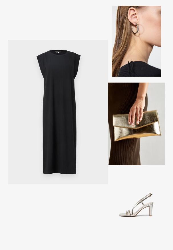 Černé bezramenné šaty vyrobené z texturované tkaniny, s přímou siluetou a širokými ramenními detaily, dosahujícími do poloviny lýtek.; Metalické stříbrné sandály na vysokém podpatku s otevřenou špičkou, které mají tři tenké pásky přes nohu a pásek kolem kotníku s přezkou.; Zlatá metalická kabelka typu clutch s hladkým povrchem, s trojúhelníkovým zavíráním. Ruka, která ji drží, má pečlivě upravené nehty.; Stříbrný kruhový náušník s lesklým povrchem, zdobený malými zlatými akcenty, v kulatém tvaru, nošený na lalůčku.