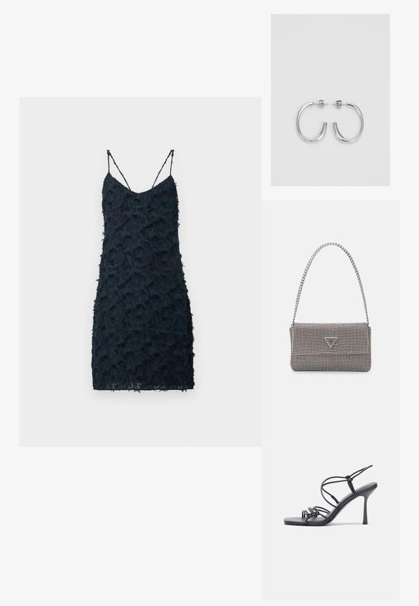 Tamsiai mėlyna suknelė su plonomis spaghetti petnešėlėmis, turinti tekstūruotą paviršių su sluoksniuotais volanais, lieknu siluetu ir iki kelių siekiančiu dizainu.; Juodos aukštakulnės sandalai pasižymi plonyčiais dirželiais su mazgo dizainu, lygiu kvadratiniu pirštu ir elegantišku stiletto kulnu.; Šviesiai pilka metalinė rankinė su grandinėlės dirželiu, papuošta mažais apvaliais metaliniais smeigėmis ir trikampiu prekės ženklu.; Sidabriniai lankelio formos auskarai su lygiu, blizgiu paviršiumi, išlenktos formos ir su užsegimu. Minimalistinio dizaino su moderniu apdaila.