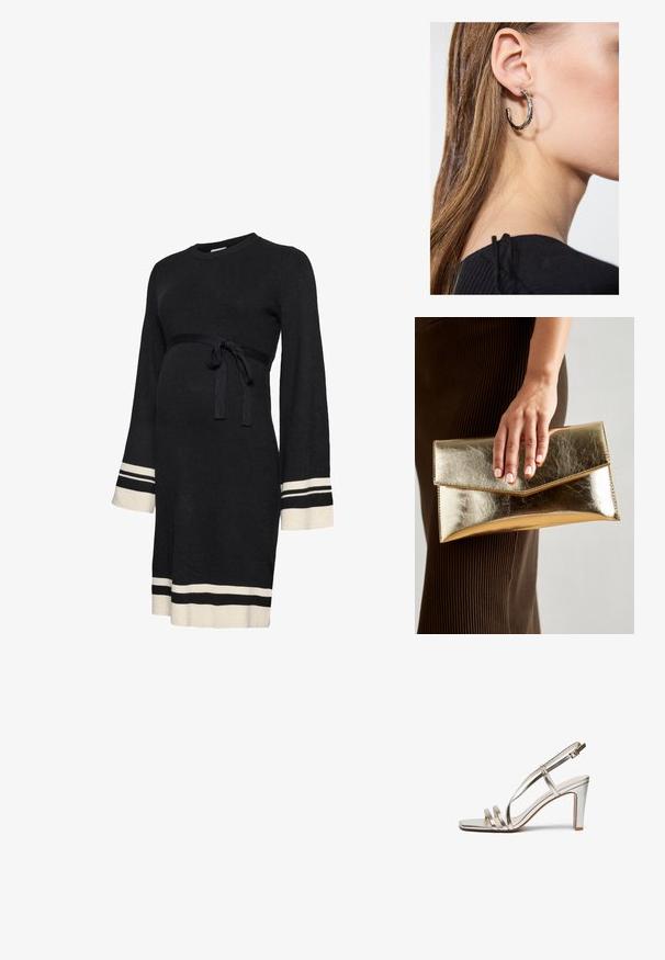 Svart ribbestrikket graviditetskjole med lange ermer, innsvingt midjebånd og hvite aksentstriper på mansjetter og fald. Myk tekstur.; Metallisk sølv høye hæler sandal med åpen tå, med tre tynne stropper over foten og en ankelstropp med spenne.; Gull metallisk clutch-veske med en glatt tekstur, som har en trekantet klaffelukking. Hånden som holder den har pent manikyrte negler.; Sølv ringøredob med en polert finish, med små gull detaljer og en rund form, båret på øreflippen.