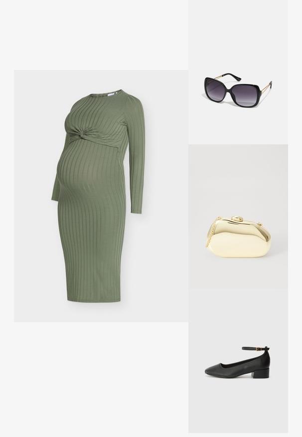Vestido de maternidade verde-oliva com nervuras, mangas compridas, detalhe de nó torcido à frente e silhueta ajustada.; Sandal de pele preta com bico pontiagudo e um salto bloco baixo. Apresenta uma tira no tornozelo com uma fivela em tom dourado. Textura suave.; Óculos de sol oversized pretos com lentes degradê, armações grossas e detalhes em corrente dourada nas hastes.; Clutch metálico dourado com uma forma suave e arredondada, apresentando um fecho de botão superior e uma pequena alça em corrente para transporte.