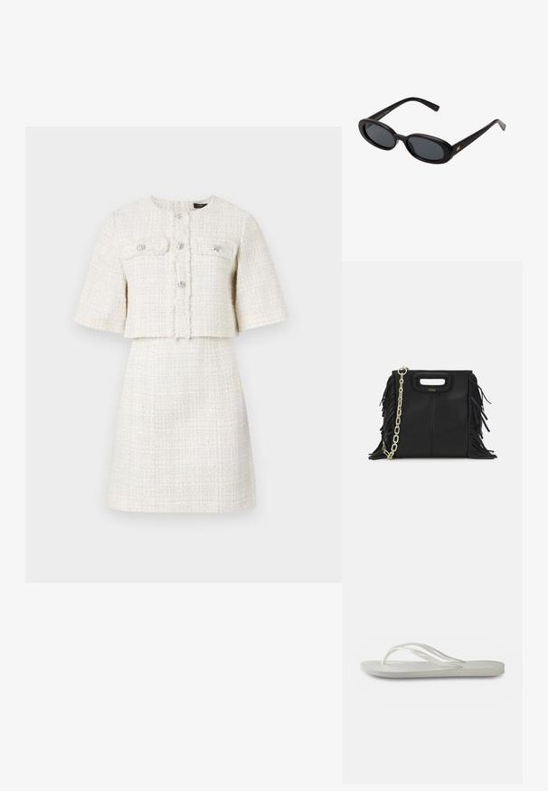 Maje REIMS - Freizeitkleid - ecru; Weiße Flip-Flops mit einer strukturierten Sohle, dünnen Riemen und einem flachen Design. Hergestellt aus Gummi mit einem dezenten Logo auf der Fußsohle.; Schwarze, oversized Sonnenbrillen mit ovalen Gläsern, glattem Kunststoffrahmen und goldenen Akzenten an den Bügeln. Die dunklen Gläser bieten Sonnenschutz.; Schwarze Lederhandtasche mit Fransen-Details, goldener Ketten-Schulterriemen und einem ausgeschnittenen Griff. Mit Logoplatzierung auf der Vorderseite.