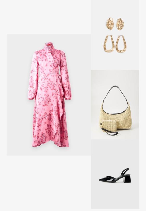 Růžové květinové zavinovací šaty vyrobené z hladké tkaniny, s dlouhými rukávy, stahováním v pase a splývavým asymetrickým lemem.; Černé lakované kožené lodičky na pásku s špičatou špičkou a geometrickým blokovým podpatkem. Vyznačují se elegantním, minimalistickým designem a hladkým povrchem.; Tkaná slaměná taška s zakřiveným siluetou, která má hladký černý kožený popruh a odpovídající malou taštičku připevněnou zápěstním páskem.; Náušnice ve zlatém tónu s texturovanými, vlnitými tvary. Obsahují sochařské klipy a design otevřeného kruhu s kladivkovým povrchem.