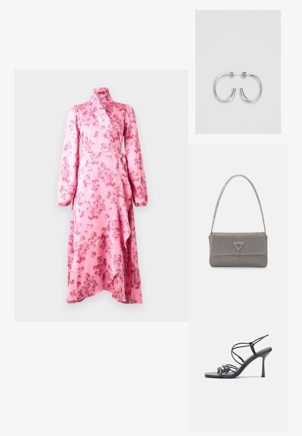 Rochie înflorată roz, dintr-un material neted, cu mâneci lungi, o curea la talie și un tiv asimetric fluid.; Sandale negre cu toc înalt au curele subțiri cu un design legat, un vârf pătrat neted și un toc stiletto elegant.; Geantă metalică gri deschis, cu un strap din lanț, decorată cu mici ținte circulare metalice și un logo de marcă triangular.; Cercei rotunzi din argint cu un finisaj neted și strălucitor. Design ușor, având o formă rotundă și închidere cu tijă.