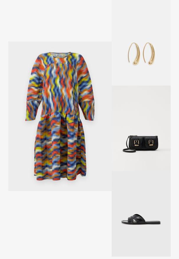 Dolga obleka s črtastim vzorcem v modri, oranžni, rumeni in beli barvi, z znižanim pasom in nabranim krilom.; Črne drsne sandale z gladkim usnjenim finišem, z navzkrižnimi trakovi in izrezljanimi detajli ter ravnim, fleksibilnim podplatom.; Črna usnjena torbica čez ramo z dvema sprednjima žepoma, zlatimi zaponkami, zadrgo in ozkim pasom. Tekstura površine je strukturirana, obliko pa ima kompaktno pravokotno.; Zlato-tonirani kovinski uhani v obliki obroča s krivuljo in podolgovato obliko. Imajo gladko, sijočo površino in zaobljen vrh za dodaten detajl.