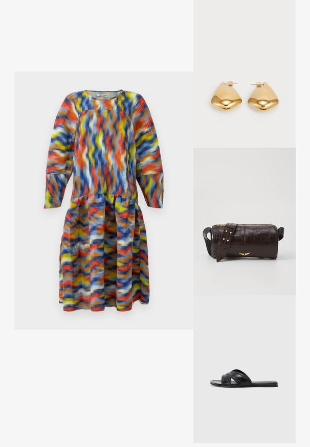 Långärmad klänning med flerfärgad vågig mönstring i blått, orange, gult och vitt, med ett sänkt midja och plisserad kjol.; Svarta slidesandaler med en slät läderfinish, med korsade remmar och utskärningar, samt en platt, flexibel sula.; Brun kroko präglat läderväska med cylindrisk form, guldfärgad hårdvara och ett avtagbart band med nitar.; Guldtonade metallörhängen med en slät, rundad triangulär form och design med postback; reflekterande yta med minimal detaljering.