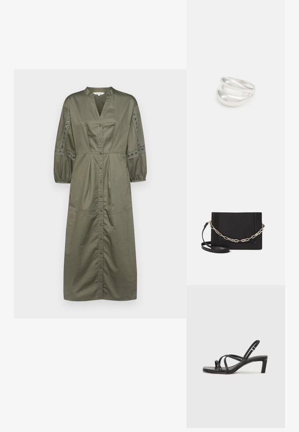Zielona oliwkowa sukienka zapinana na guziki z dekoltem w kształcie litery V, z marszczonymi balonowymi rękawami i koronkowymi detalami wzdłuż rękawów. Wykonana z bawełny, midi długości.; Czarne sandały na obcasie z prostokątnym noskiem i niskim słupkowym obcasem. Posiadają wiele cienkich pasków i regulowany pasek na kostkę. Wykonane z gładkiej skóry.; Czarna skórzana torebka typu crossbody z gładką teksturą, prostokątnym kształtem oraz metalowym detalem w postaci łańcuszka z przodu. W zestawie regulowany pasek.; Srebrna obrączka podwójna z gładką, polerowaną powierzchnią. Posiada płynny, zakrzywiony kształt z nakładającymi się sekcjami, co nadaje nowoczesny wygląd.