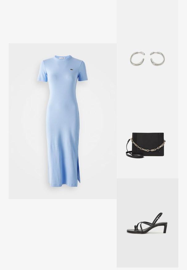 Robe midi à manches courtes, côtelée, bleu clair, avec col rond et petit logo vert sur la poitrine gauche, présentant une fente sur l'ourlet.; Sandale noire à lanières avec un bout carré et un petit talon bloc. Elle présente plusieurs fines lanières et une sangle de cheville ajustable. Fabriquée en cuir lisse.; Sac bandoulière en cuir noir avec une texture lisse, de forme rectangulaire et un détail en chaîne métallique à l'avant. Sangle réglable incluse.; Boucles d'oreilles en argent avec un design lisse et arrondi et une finition polie élégante. Présente une forme minimaliste avec une légère ouverture.