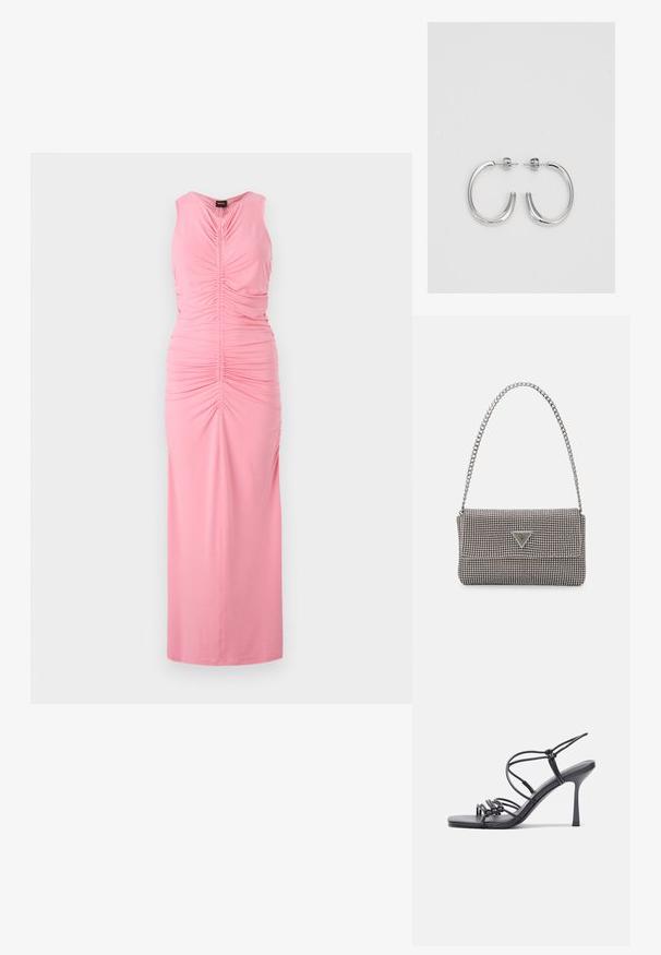Rochie roz fără mâneci, cu textură plisată și drapaje în față, de lungime lungă, realizată dintr-un material moale și neted.; Sandale negre cu toc înalt au curele subțiri cu un design legat, un vârf pătrat neted și un toc stiletto elegant.; Geantă metalică gri deschis, cu un strap din lanț, decorată cu mici ținte circulare metalice și un logo de marcă triangular.; Cercei rotunzi din argint cu un finisaj neted și strălucitor. Design ușor, având o formă rotundă și închidere cu tijă.