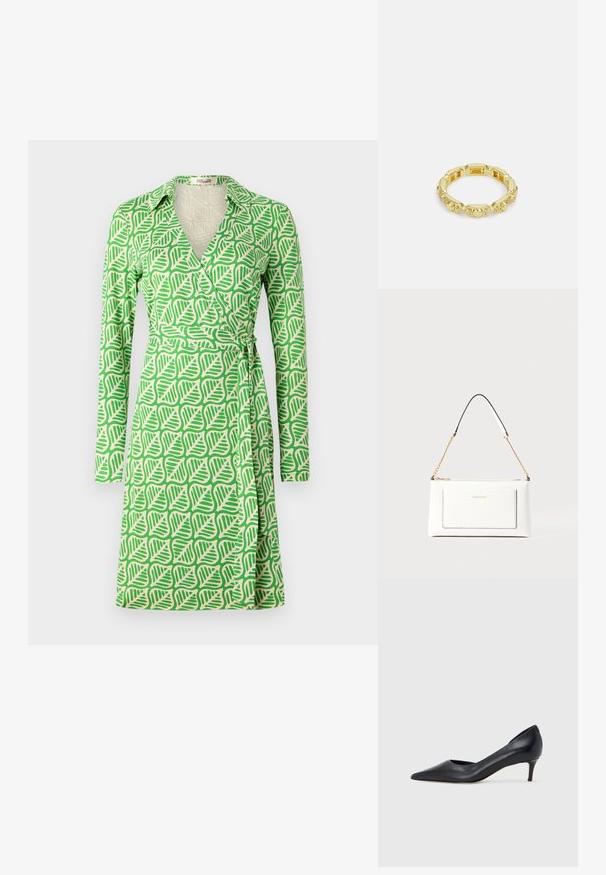 Möndrat klänning med ett lövmönster i grönt och beige, tillverkat av ett lätt tyg, med krage och långa ärmar.; Svart läderpumps med spetsig tå och låg klack. Har en slät textur och subtil glans. Öppet utskuret fram för extra detalj.; Vit läderhandväska med texturerad yta, med guldkedjeslinga och svarta accenter. Inkluderar en framsida ficka och dragkedjestängning.; Guldtonad ring med en texturerad design, med runda accenter och små klara stenar som är inlagda i ett cirkulärt band.