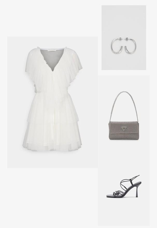 Biała sukienka z tiulu z wielowarstwowym krojem, dekoltem w kształcie litery V i falbaniastymi rękawami. Wyposażona w pasek w talii dla podkreślenia sylwetki.; Czarne sandały na wysokim obcasie mają cienkie paski z węzłowym wzorem, gładki, kwadratowy czubek i smukły obcas w stylu szpilki.; Jasnoszara metaliczna torebka na łańcuszku, ozdobiona małymi okrągłymi metalowymi ćwiekami oraz trójkątnym logo marki.; Srebrne kolczyki na biglu o gładkim, błyszczącym wykończeniu. O zaokrąglonym kształcie, lekkim designie, z zamknięciem na zatrzask.