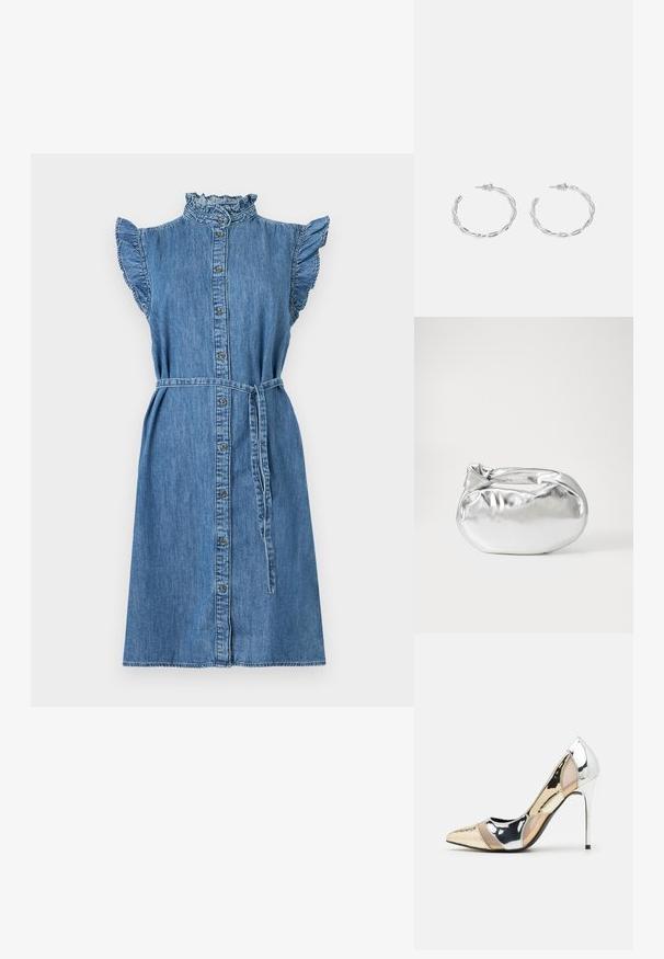 Šviesiai mėlyna džinsinė suknelė su aukštu kaklu, flaušeliais rankovėmis, mygtukais priekyje, juosmeniu su diržu ir kelių ilgio dizainu. Marginta, kasdieniška medžiaga.; Aštrus pirštas aukštakulnis batelis su sidabro, aukso ir nuogų spalvų deriniu. Blizgus paviršius su išpjovos dizainu, su stiletto kulnu.; Sidabrinė metalinė maišelio forma su švelnia, apvalia forma ir mazgu užveriamu viršumi. Pagaminta iš lygios dirbtinės odos medžiagos.; Sidabriniai auskarai žiedai su sukto dizaino, turintys poliruotą apdailą ir fiksavimo smeigtuką. Skersmuo maždaug 3 cm.