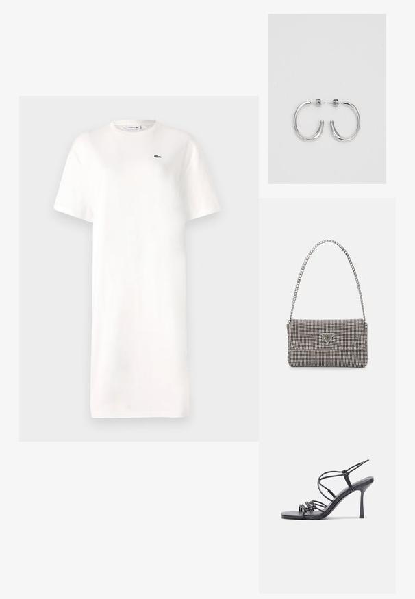 Biele šaty z bavlny s okrúhlym výstrihom, krátkymi rukávmi a malým zeleným logom na hrudi. Jednoduchý, rovný strih.; Čierne sandále na vysokom podpätku majú tenké remienky s uzlovým dizajnom, hladký štvorcový špičku a elegantný stiletto podpätok.; Svetlošedá metalická kabelka s reťazovým popruhom, ozdobená malými kruhovými kovovými štítkami a trojuholníkovým logom značky.; Strieborné kruhové náušnice s hladkým, lesklým povrchom, majú zakrivený tvar a zapínanie na puzetu. Minimalistický dizajn s moderným vzhľadom.