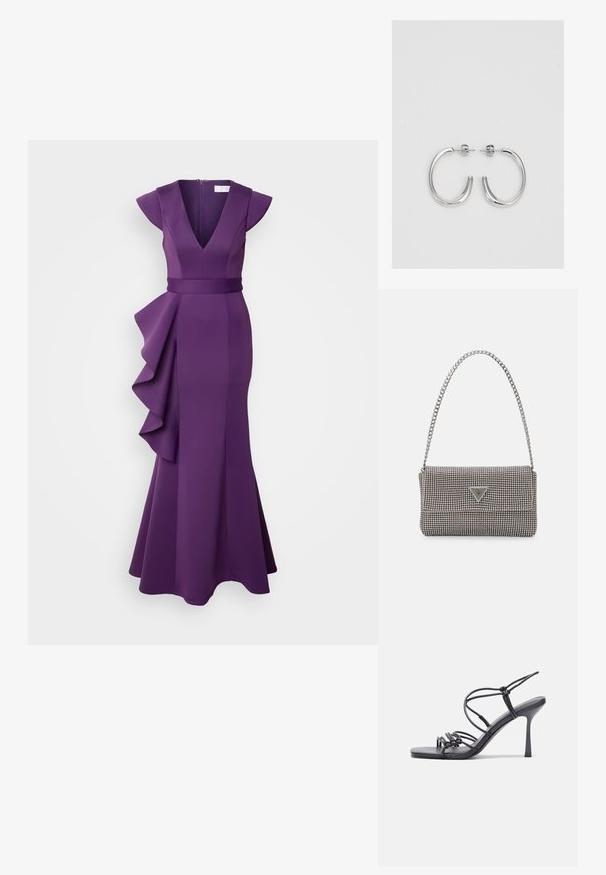 Rochie de seară violetă cu decolteu adânc în V, mâneci scurte tip capac și un accent din volane pe lateral. Confecționată dintr-un material neted, ajustat, care se lărgește la margine.; Sandale negre cu toc înalt au curele subțiri cu un design legat, un vârf pătrat neted și un toc stiletto elegant.; Geantă metalică gri deschis, cu un strap din lanț, decorată cu mici ținte circulare metalice și un logo de marcă triangular.; Cercei rotunzi din argint cu un finisaj neted și strălucitor. Design ușor, având o formă rotundă și închidere cu tijă.