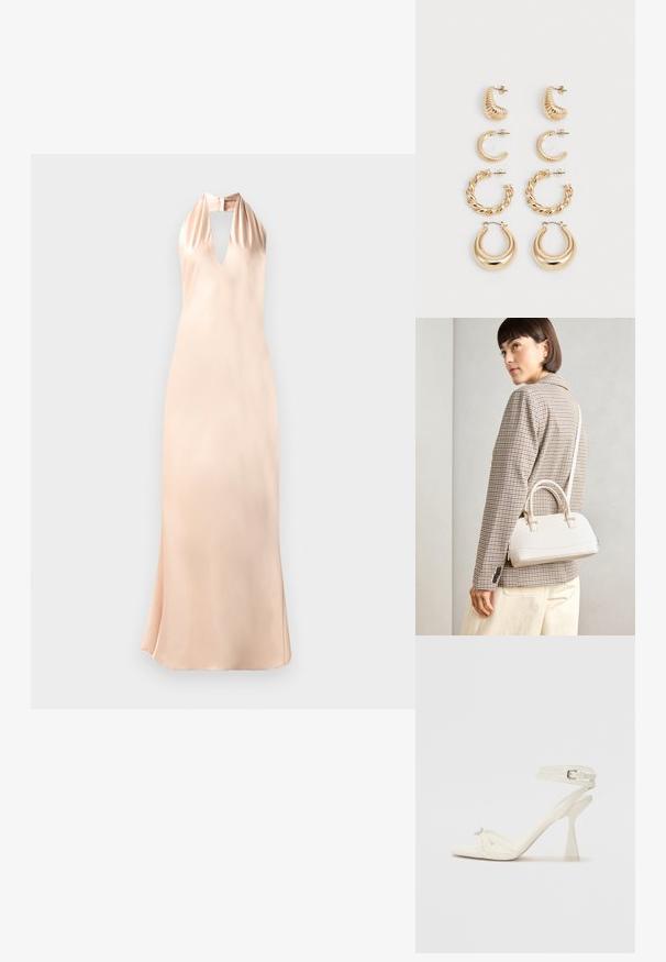 Halter krk šaty z jemného broskyňového saténu, s hlbokým V-výstrihom a priliehavým strihom, s rozšíreným lemom na spodnej časti.; Biele kožené sandále na vysokom podpätku s pásikmi, elegantným dizajnom, priehľadným blokovým podpätkom a dekoratívnym prvkom na špičke.; Biela štruktúrovaná kabelka s krátkymi rúčkami a ramenným popruhom, s zlatými kovovými prvkami a textúrovaným materiálom, vystavená na šedom pozadí.; Sada piatich zlatých náušníc s rôznymi dizajnami: skrútené, ryhované a hladké povrchy v tvaroch kruhu a pologule.