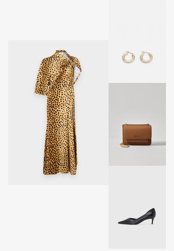 Rabanne Vestido comprido - tan; Sapato de salto alto preto em pele com bico fino e salto baixo. Apresenta uma textura suave e brilho subtil. Corte aberto na parte da frente para um detalhe adicional.; Bolsa crossbody de couro texturizado castanho com alça de corrente dourada e fecho com aba. A parte da frente apresenta detalhe do logótipo e um bolso sob a aba.; Lauren Ralph Lauren BASIC SMALL HOOP - Brincos - gold-coloured