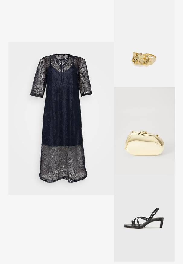 Mornarsko modra čipkasta obleka s kratkimi rokavi, ki ima zavezovanje ob vratu in zapletenimi cvetličnimi vzorci. Prosojna tkanina za plasteh učinek.; Črne natikače s trakovi in kvadratnim prstom ter nizkim blokastim peto. Imajo več tankih trakov in nastavljiv trak okoli gležnja. Narejene so iz gladkega usnja.; Metalna zlata torbica z gladko, zaobljeno obliko, opremljena z zgornjim gumbom in majhnim verižnim ročajem za nošenje.; Zlati prstan z teksturiranim, valovitim dizajnom, ki ima tri izrazite vrhove. Gladka, sijoča površina z odprtim pasom za prilagodljivo prileganje.