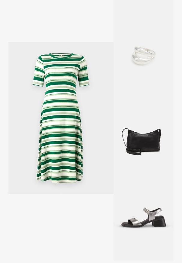 Žalia ir balta dryžuota suknelė, pagaminta iš minkštos medžiagos, turinti trumpas rankoves ir apvalų iškirpimą, laisvai krentanti A formos, kelių ilgio.; Sidabrinės odinės šlepetės su atvira pirštų dalimi, turinčios plačią priekio juostą, kulkšnies juostą su sagtimi ir vidutinio dydžio blokuotą kulną.; Juodas odinis petinis krepšys su lygiu paviršiumi, išlenkta forma, reguliuojama dirželiu ir užtrauktuku. Minimalistinis dizainas be puošmenų.; Sidabrinis dvigubas žiedas su lygiu, poliruotu paviršiumi. Pasižymi sklandžiu, kreiptu dizainu su persipinančiomis dalimis, suteikiančiomis modernų išvaizdą.