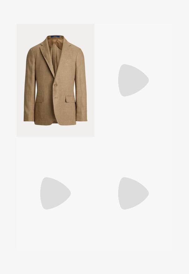 Blazer de cuadros marrón que presenta una silueta ajustada, solapas con muesca, dos bolsillos frontales y un cierre de botón único. Forro interior suave.; Camiseta de algodón marrón con cuello redondo, mangas cortas, que presenta un pequeño logotipo blanco en el lado izquierdo del pecho y un dobladillo recto.; Jeans de mezclilla negra con corte recto, cinco bolsillos, herrajes metálicos y remaches de cobre, con una textura suave y un ligero desgastado.; Zapatillas de ante beige con un diseño aerodinámico, que presentan un upper texturizado, puntera redondeada y una suela de goma con un patrón de zigzag.