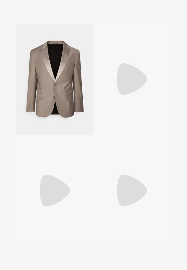 Beige Smokingjacke mit satinierten Spitzenrevers, einreihigem Knopfverschluss, Seitentaschen und kontrastierenden Verzierungen. Mit schwarzer Innenauskleidung.; Weißes langärmliges Hemd mit Button-Down-Kragen, aus glattem Baumwollstoff, mit einem kleinen Logo auf der Brust und Knöpfen vorne.; DRYKORN PIET - Anzughose - brown; Schwarze Lederloafers mit glatter Textur, rundem Zehenbereich und einem dekorativen Riemen über dem Vorderfuß. Niedriger, gestapelter Absatz, minimalistisches Design.
