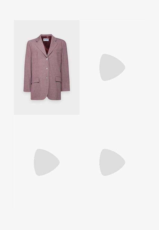 Světle fialový blazer s jemným proužkem, s klopami, dvěma předními kapsami, třemi stříbrnými knoflíky a vínově červenou saténovou podšívkou.; Zkrácený bezrukávový top v off-white bavlně s neopracovaným lemem. Má kulatý výstřih a nenápadné panelové švy. Logo štítek uvnitř.; Černé lněné kalhoty s rovný fit, se zapínáním na zip, poutky na opasek a předními i zadními kapsami. Hladká textura a minimalistický design.; Černé kožené baletní byty s kulatou špičkou, hladkou texturou, minimálními švy a flexibilním designem podrážky.