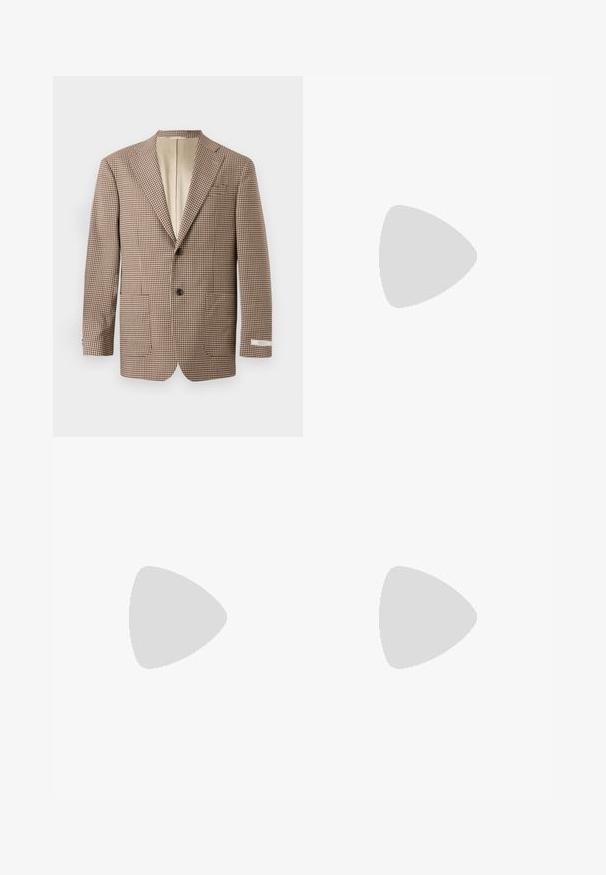 Blazer a scacchi marrone e crema, con revers a punta, due tasche frontali e chiusura a due bottoni, foderato in beige.; Maglietta a maniche lunghe verde chiaro realizzata in tessuto testurizzato, caratterizzata da una tasca frontale, colletto button-down e logo Wrangler sul petto.; Pantaloni in lino di colore beige chiaro, con una vita elastica e cordoncino, design a gamba larga e tasche laterali. Texture liscia.; Mocassino in pelle bordeaux con punta tonda, dettagli cuciti e un piccolo accentu decorativo sulla tomaia. Suola piatta in contrasto.