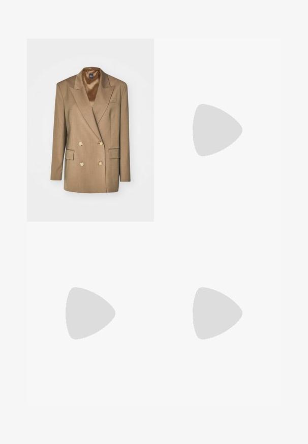 Brun dubbelknäppt kavaj med guldknappar, slagkrage och två framfickor; tyget har en slät textur och en skräddarsydd passform.; Ribbade linne i ljusbeige med rundad halsringning. Har en subtil "BOSS"-logotyp på framsidan. Tillverkat av mjukt, stretchigt tyg.; Svarta leggings med en mjuk textur, som har ett flexibelt midjeband och diskreta sömdetaljer. Inga mönster eller hårdvara förekommer.; Svarta skinnmules med spetsig tå och låg, blockklack. Slät textur med en stilren design. Öppen bakdel med minimal detaljering.