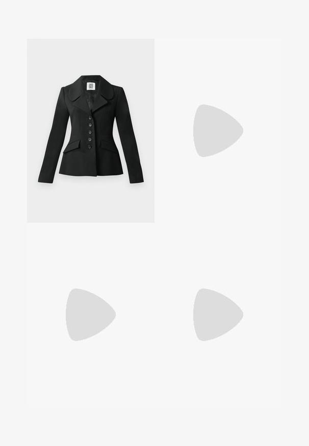 Giacca nera su misura con silhouette strutturata, ampio colletto, sei bottoni e due tasche frontali. Tessuto liscio, maniche lunghe.; Camisola in satin beige con dettagli in pizzo sullo scollo, caratterizzata da sottili spalline regolabili e una texture liscia e lucida.; Gonna bianca plissettata con vita alta, realizzata in tessuto leggero. Presenta plissè verticali e una texture liscia. Nessun hardware o dettaglio visibile.; Stivale ankle in pelle nera con punta arrotondata, tacco a blocco, cerniera laterale e dettagli in cucitura sulla tomaia. Texture liscia, design classico.