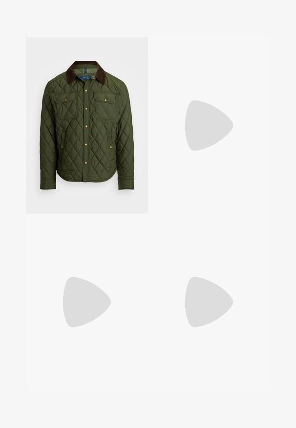 Polo Ralph Lauren THE BEATON QUILTED JACKET - Kerge jope - company olive; Valge polo särk, mis on valmistatud puuvillast, klassikalise kraega, kolme nööbiga kinnitusega ja vasakul rinnal taskuga; väike logo helmel.; Bežid linasest püksid sirge lõikega, kahel esisel peenral, nööbiga kinnitamisel ja küljetaskutega. Tekstuuritud kangas sileda viimistlusega.; Mustad mustad nahast loafersid esitlevad ümarat varvast, keerduvaid õmblusi ja väikest kuldset detailet ees. Tallad on lamedad ja diskreetsed.