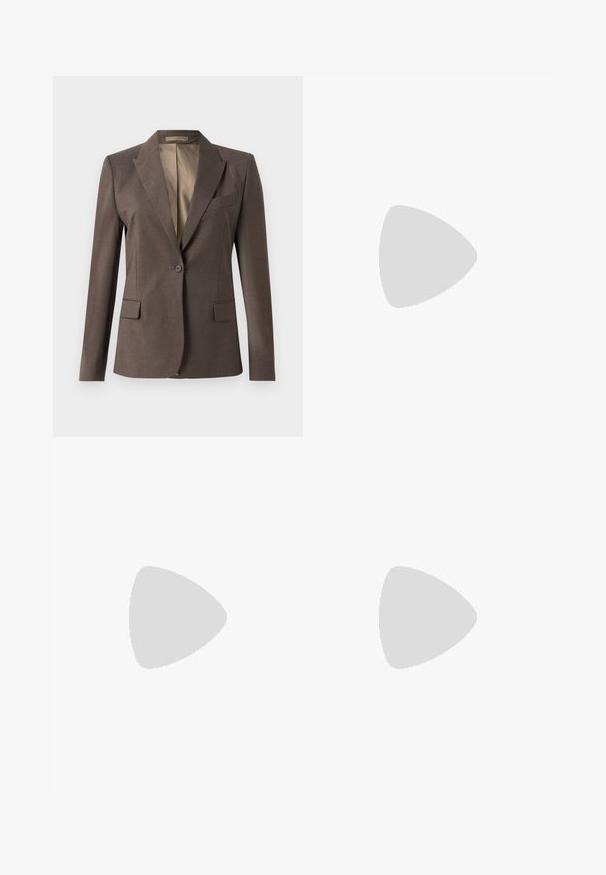 Sacou elegant de culoare maro închis, cu un singur nasture, guler cu încețoșare, buzunare cu clapă și buzunar la piept, prezentat pe un fundal alb simplu.; Top lung cu mâneci lungi, din tricot cu dantelă, de culoare maro, cu gât fals și marginile de tip salată subtile la guler, manșete și tiv.; Fustă neagră, până la podea, cu o textură netedă, talie lată și design plisat, fără modele vizibile sau embellismente.; Pantofii cu toc înalt, ascuțiți, de culoare neagră, cu textură de piele de crocodil, având un design elegant, toc în stil stiletto și interior neted de culoare neagră.