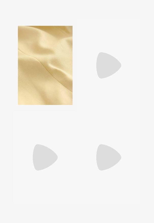 Katoenen stof in lichtgeel, met een gestructureerd oppervlak dat een subtiele glans en zichtbare stiksellijnen heeft. Gladde en zachte textuur.; Effen wit T-shirt van katoen met een ronde hals, korte mouwen en een relaxte pasvorm. Glad textuur zonder patronen of accenten.; Witte, enkelvoudige lange rok van katoen met een elastische tailleband. Gladde textuur, met een eenvoudig, vloeiend ontwerp.; Bruine en bordeauxkleurige sneaker van suede en mesh materiaal, met drie crèmekleurige strepen, een gemêleerd stof op de tong en een rubberen zool.; Gouden metalen zonnebril met ovale lenzen en donkere getinte lenzen. Zwarte acetaattips op de armen. Merkennaam "QUAY" aan de zijkant.; Bruine leren handtas met een zachte, gestructureerde buitenkant, dubbele bovenhandvatten en een verstelbare lange schouderband voor crossbody gebruik.