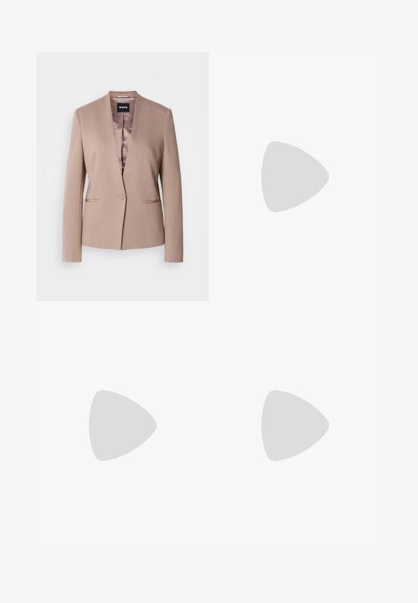 Blazer rose pâle avec revers cranté, fermeture à un bouton, deux poches avant et doublure en satin lisse. Tissu doux et texturé.; Haut noir à manches longues en tissu doux et extensible. Il présente un col rond et une coupe ajustée avec une texture lisse et sans motifs visibles.; Pantalons larges marron en tissu texturé avec une finition lisse, présentant un devant plat, des passants de ceinture et des poches latérales.; Talons hauts en cuir noir avec un bout pointu, dotés d'un talon fin et d'un accent en ton or sur la lanière réglable. Texture lisse.