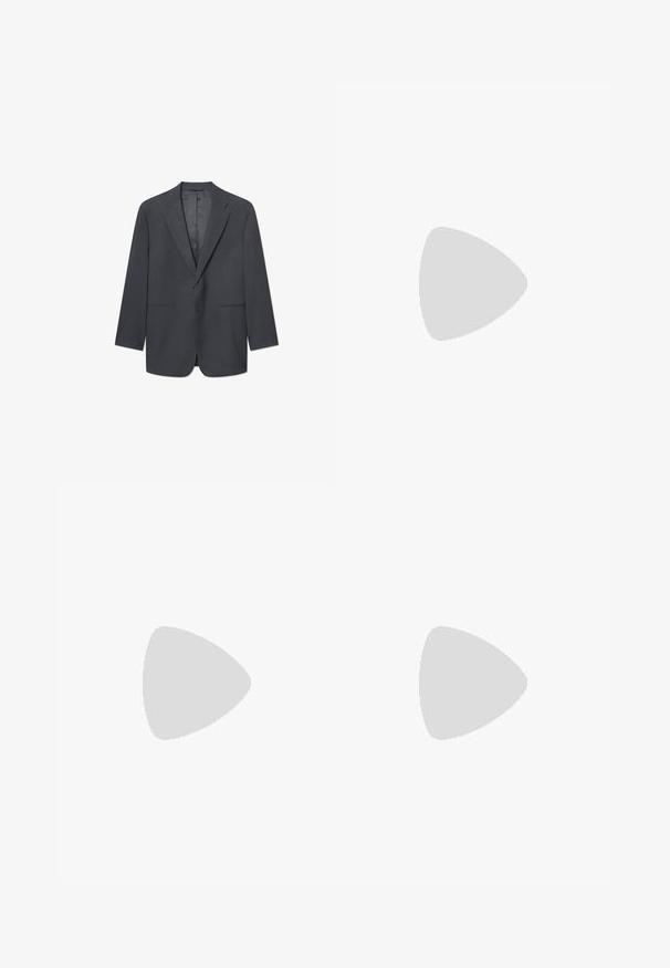 Blazer pour homme gris foncé avec revers crantés, fermeture à un bouton, deux poches avant et une doublure intérieure lisse. Coupe ajustée.; T-shirt en coton couleur crème à manches courtes et col rond, avec le texte "LES DEUX" dans un design courbé sur la poitrine.; Pantalons de survêtement noirs avec une taille élastique et un cordon de serrage, présentant un design à jambes droites et des poches latérales, fabriqués à partir d'un tissu doux.; Chaussures de plein air grises avec une tige tissée, des accents noirs et une semelle épaisse. Portées avec des chaussettes blanches, sur une surface bleu clair.