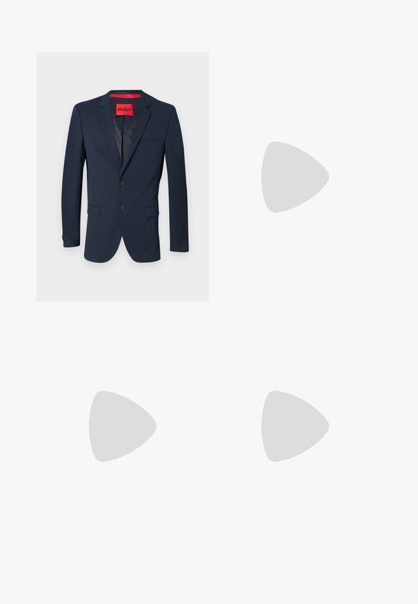 Sötétkék zakó, két gombbal, éles hajtókákkal és egyetlen mellzsebbel. A belső oldalán piros címke található "HUGO" logóval. Simább textúra.; Fehér, hosszú ujjú, gombos ing, pamutból készült, klasszikus gallérral, elöl gombokkal és minimalista varrási részletekkel.; Szürke nadrág, amely textúrált anyagból készült, gombos záródással, testre szabott fazonnal és egyenes szárú kialakítással.; Fekete bőrcipő, dupla csattal, letisztult sziluettel és kerek orral. Alacsony sarka és sima felülete van.; Aranylánc nyaklánc egy krém színű bordázott kötött pulóver fölött; puha textúra, magas gallér és finom minta a szövetben.