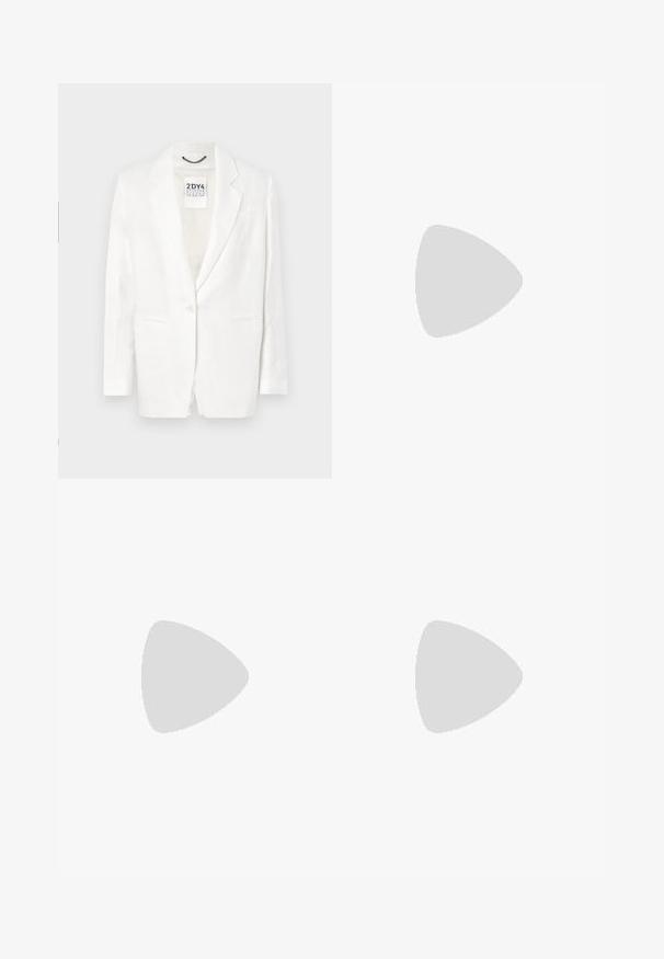 Blazer en lin blanc avec revers crantés, fermeture à un bouton, deux poches à l'avant et légère texture. Étiquette visible à l'intérieur du col.; T-shirt à rayures noires et blanches avec un col rond et des manches trois-quarts. Tissu en coton doux avec une coupe ajustée.; Pantalons en coton blancs avec une coupe droite, dotés d'une taille mi-haute et sans matériel ou motifs visibles. Texture lisse sur l'ensemble.; Mule en cuir verni bleu clair avec un orteil pointu, un petit talon transparent et un design épuré mettant en valeur une découpe au cou-de-pied.