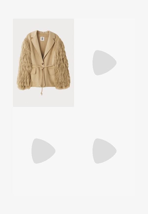 Bež žaket kunstkarusinnitusvarrukatega, millel on üks nupp, kaks fronttaskut ja reguleeritava sobivuse jaoks seotud vöö.; Must 黑色无袖长裙，圆领设计，流畅的轮廓，柔软的质地，无明显图案或装饰。; Kreem värviga terava nina ja õhukese eesrihmaga slingback kontsad, millel on eheline pahkluu rihm valgel taustal.; Beež nahast käekott, millel on sile tekstuur, ristküliku kujuline ja kuldne ovaalne lukustus. Omab pikka, reguleeritavat rihma.