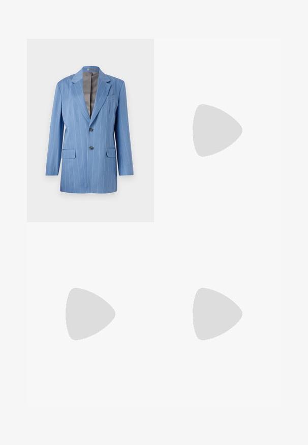 Blazer à rayures bleu clair avec deux poches avant, deux boutons et un col cranté. Présente une doublure intérieure lisse de couleur grise.; Blouse bleu marine à manches courtes avec un col à volants, une patte de boutonnage à l'avant et un tissu lisse et léger. Présente une légère brillance.; Pantalons larges bleu clair avec des rayures blanches verticales. Fabriqués dans un matériau lisse, avec un pli avant et une taille épurée.; Ballerines en cuir noir avec un bout rond, texture lisse, détails de couture minimalistes et design de semelle flexible.