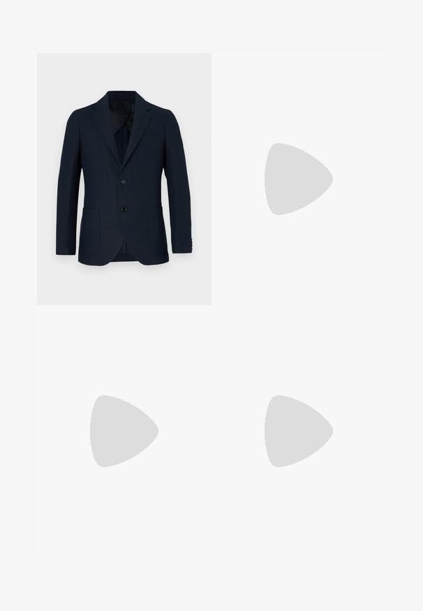 Marineblazer mit taillierter Passform, zwei Fronttaschen und einer Ein-Knopf-Verschluss. Glatter Stoff mit feiner Textur und Reverskragen.; Leichter, langärmliger Rundhals-Pullover in Weiß. Hergestellt aus weichem Material mit gerippten Bündchen und Saum. Einfaches, nahtloses Design mit klassischer Passform.; Dunkelblaue Hose mit entspannter Passform, elastischem Bund und Kordelzug. Mit zwei vorderen Falten und geraden Beinen ohne Taschen.; Schwarze Leder-Herrenloafer mit niedrigem Absatz und klassischem Penny-Riemen-Design, seitlich auf einem weißen Hintergrund dargestellt.