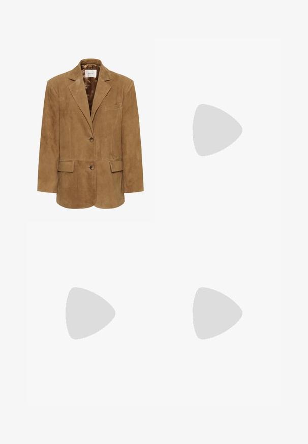 Blazer in suede marrone con colletto a rever, chiusura a un bottone, due tasche frontali e una silhouette slanciata. Fodera interna liscia.; T-shirt bianca in cotone con una grafica blu che raffigura sei illustrazioni di frutta: tre mele e tre pere, che variano in forma e dimensione.; Jeans bianchi a gamba larga in cotone, caratterizzati da un'alta vita, design a cinque tasche e dettagli in ottone. Texture liscia e non trattata.; Ballerine in camoscio verde oliva con punta appuntita, caratterizzate da una ampia cinturino e dettaglio in fibbia dorata, e una suola piatta marrone.