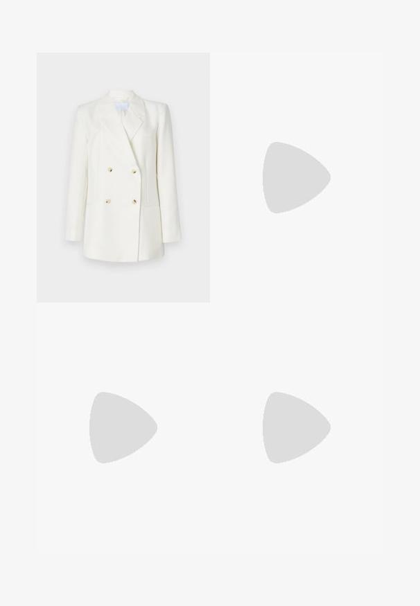 Dubbelzijdige witte blazer met puntrevers, voorzien van vier beige knopen, twee voorzakken en een strakke, op maat gemaakte pasvorm.; Witte T-shirt met korte mouwen, gemaakt van lichtgewicht katoen. Heeft een ronde hals en opgerolde mouwen. Rode merketiket op de kraag.; Wijd-uitlopende broeken in zwart-witte verticale strepen, met een hoge tailleband en een contrasterende gestreepte zoom. Glad, lichtgewicht stof.; Zwarte leren hoge hak schoen met een spitse neus, enkelbandje en een dunne hak. Gladde textuur met een gouden accent op de hakbasis.