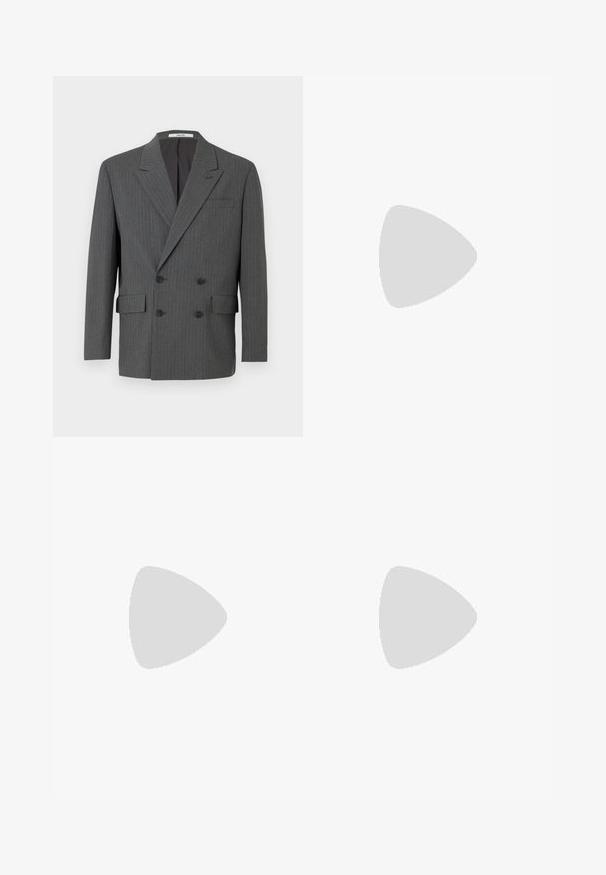 Donkergrijze dubbelgeknoopte blazer met subtiele verticale stiksels, drie zwarte knopen aan elke kant en voorzakken met klep.; Zwarte polo met korte mouwen, gemaakt van zachte stof, met een ritssluiting op de kraag en een schone, minimalistische uitstraling zonder extra patronen.; Lichtblauwe denimjeans met een recht model, hoge taille en minimale stiksels. De stof heeft een zachte, licht vervaagde textuur.; Zwarte leren loafers met een gladde afwerking, voorzien van een decoratieve band en contrasterende stiksels, gecombineerd met beige broeken.