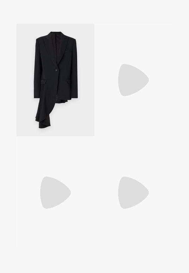 Viktor&Rolf ASYMMETRIC  - Blazer - black; Schwarzes und graues ärmelloses Stricktop mit großen schwarzen Punkten auf einem hellgrauen Hintergrund. Gerippter Ausschnitt und Saum.; Schwarze ausgestellte Jeans aus Denim, mit hoher Taille, zwei Gesäßtaschen mit goldenen Knopfakzenten und einer sauberen, glatten Textur.; Beige metallischer High-Heel-Pump mit spitzem Zehenbereich, glatter Textur und schwarzem Innenraum. Besitzt ein kleines Logo-Detail am Absatz.