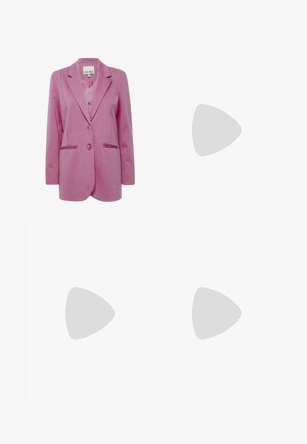 Roze blazer met een getailleerde pasvorm, twee knopen, gelapte revers en zijzakken. Glad stof met een licht gestructureerde afwerking.; Lichtblauwe lange mouw top van een zachte, gestructureerde stof, met een losse pasvorm, ronde halslijn en het woord "joyful" in donkere blauwe cursieve borduursel.; Witte stoffen rok met marineblauwe ronde stippen. De rok heeft een gathered taille en een gladde textuur.; Kniehoge tankleurige laarzen gemaakt van een glad materiaal met een puntige neus en een lage gestapelde hak. Eenvoudig ontwerp, geen zichtbare patronen of accenten.; Beige gestructureerde handtas met een V-vormige bovenkant, van glad leder, korte handvatten en een lange verstelbare schouderriem. Minimalistisch ontwerp.