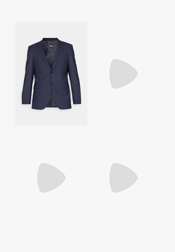 Blazer blu navy realizzato in tessuto strutturato, con design a un solo bottone, rever a punta, due tasche frontali e due bottoni.; Camicia a maniche lunghe azzurro chiaro realizzata in tessuto liscio, con chiusura a bottoni sul davanti, colletto standard e polsini con bottoni.; Pantaloni da cerimonia navy con taglio dritto, realizzati in tessuto testurizzato, dotati di pieghe frontali, passanti per cintura e tasche laterali.; Scarpa da uomo in pelle nera con finitura liscia, design con lacci, punta arrotondata e dettagli di cucitura discreti. Presenta una suola in gomma nera.