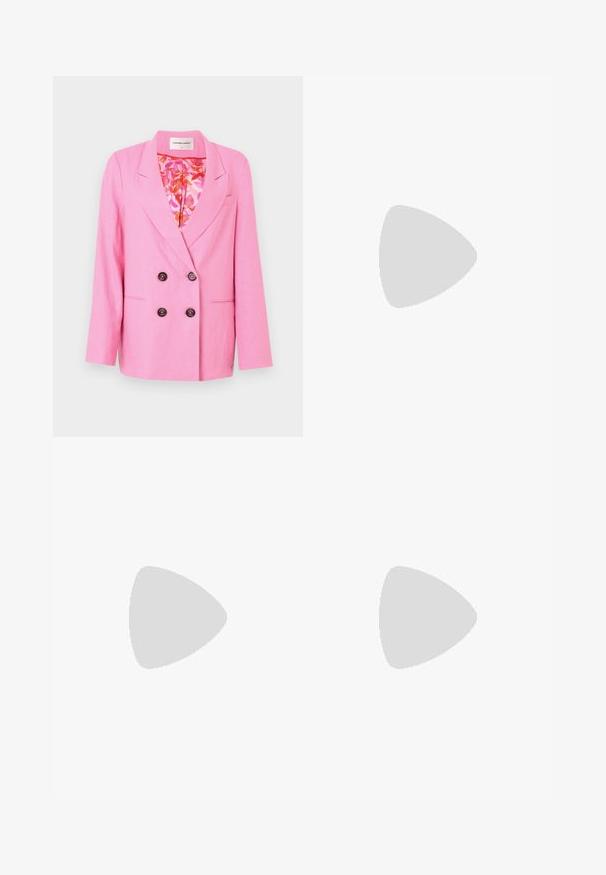 Fabienne Chapot REGGY  - Bleiser - pink glow; Valge puuvillane pluus mandariini kaelusega, nööpidega ees ja puhvidega pikkade varrukatega, millel on tikitud lilleline pitsi detail.; Roosa linane püksid lõdva lõikega, millel on ees voldid, nupuga sulgemine ja küljetaskud. Sile tekstuur ja sirge jalgade disain.; Hallid hallid triibuline laiemate jalgadega püksid siledast materjalist, koos mustade nahast lamedate kingadega, millel on ümar nina.