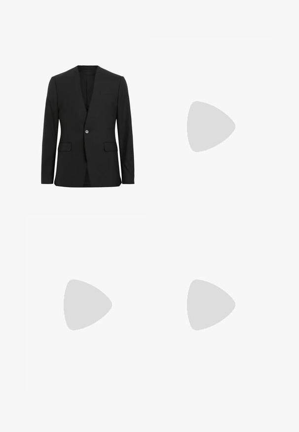 Blazer nero in tessuto liscio, caratterizzato da una chiusura con un solo bottone, due tasche frontali e un design con rever a intaglio.; Thinking Mu TOM - Camicia - pale yellow; Shorts in denim nero con una vestibilità comoda, caratterizzati da un classico design a cinque tasche e chiusura con bottone, texture liscia e taglio dritto.; Scarpa oxford in pelle nera con design con lacci, punta arrotondata, suola piatta in gomma e dettagli di cucitura discreti lungo la parte superiore.