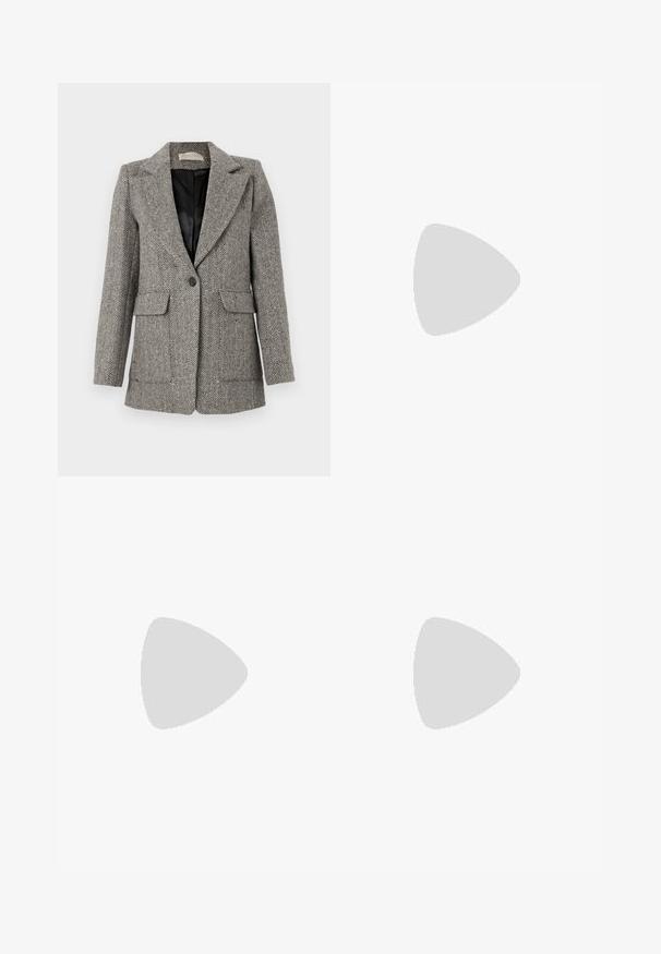 Blazer à motif chevrons en gris, avec col cranté, fermeture à un bouton, deux poches avant et une doublure noire.; Camisole blanche avec un décolleté en V, des fines bretelles, des touches de dentelle texturée au niveau des épaules, et un ourlet courbé. Texture de tissu lisse.; Pantalons évasés gris foncé en tissu texturé avec poches avant, devant plat et passants de ceinture à la taille. Pas de fermetures visibles.; Chaussure plate en cuir noir type Mary Jane avec un bout arrondi, ornée de clous ronds en argent et dotée d'une sangle réglable avec une boucle.