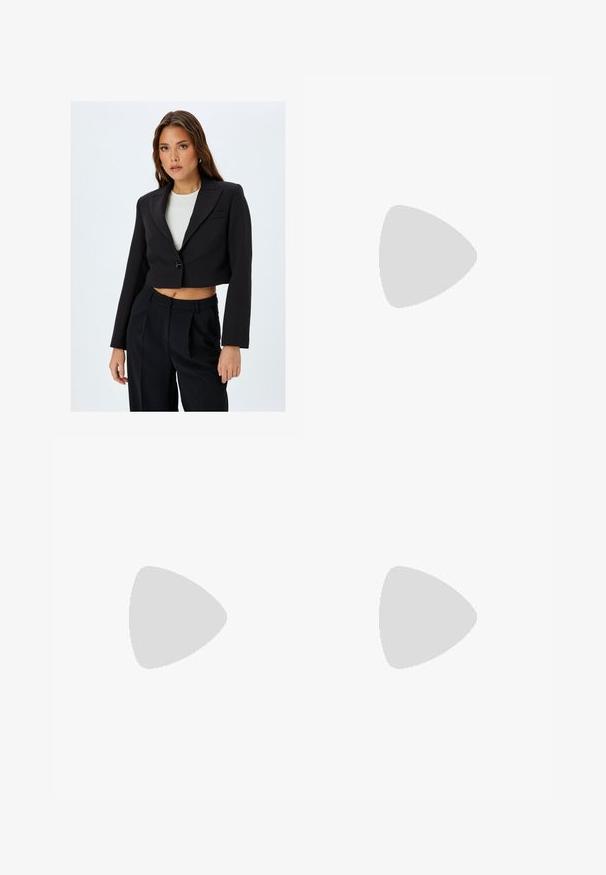 Zwarte cropped blazer met notch lapel, sluiting met één knoop en lange mouwen. Combineer met hoge zwarte broek voor een gecoördineerde look.; Twee getailleerde T-shirts: één crème en één zwart. Gemaakt van zacht, gestructureerd katoen, met korte mouwen en een ronde halslijn.; Zwarte shorts met een op maat gemaakte ontwerp, met voorplooien, een vlakke voorkant en een enkele knoopsluiting. Gladde stof textuur.; Zwarte laarzen tot de knie van soepel leer, met een puntige neus, een blokhak en een V-vormige uitsparing aan de bovenkant.