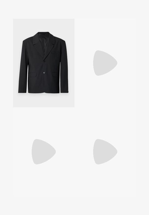 Blazer noir avec un col cranté, fermeture à un bouton, deux poches avant et une poche poitrine. Tissu lisse avec un design classique.; T-shirt en coton blanc à manches courtes, avec le texte rouge "OBSESSED2" sur le côté gauche du devant. Design classique à col rond.; Shorts en denim à imprimé léopard dans des tons terrestres, avec une fermeture à bouton, cinq poches et une coupe décontractée.; Mocassins en cuir noir avec un embout rond, présentant des accents en métal doré et des détails de couture, montés sur une semelle en caoutchouc texturé et basse.