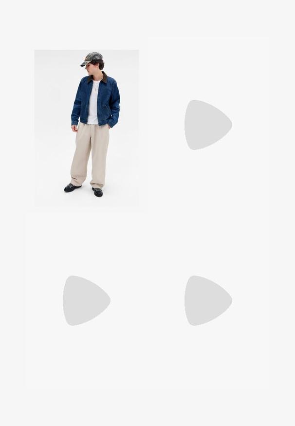 Giovane che indossa un cappello camouflage, giacca di jeans blu, camicia bianca, pantaloni larghi beige, scarpe nere e una collana con croce d'oro, in piedi davanti a uno sfondo bianco.; Camicia bianca a maniche lunghe con bottoni, realizzata in un tessuto liscio. Caratterizzata da un colletto classico, bottoni frontali e polsini con un bottone. Design slim fit.; Jeans in denim blu scuro con un design a gamba dritta, tasche frontali e una tasca cargo laterale. Presentano dettagli di cucitura e una chiusura a bottone.; Scarpa oxford in pelle nera con design con lacci, punta arrotondata, suola piatta in gomma e dettagli di cucitura discreti lungo la parte superiore.; Cravatta in seta marrone con una texture liscia, forma stretta e punta appuntita, presentata su uno sfondo neutro.